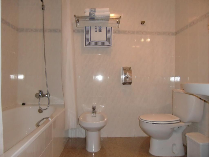 Bathroom 4, Hotel Anaya, Huesca