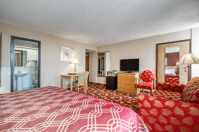 Bedroom 5, Wingate by Wyndham Sheboygan, Sheboygan