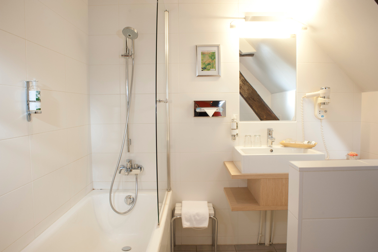 Bathroom 4, Wilson, Côte-d'Or