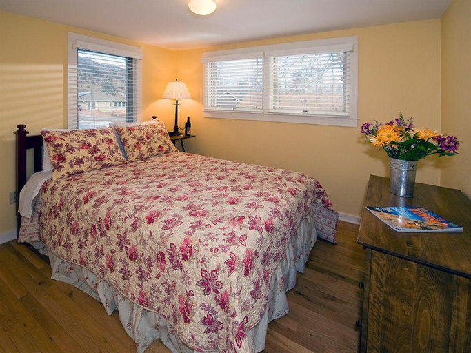 Bedroom, Colorado Chautauqua Cottages, Boulder