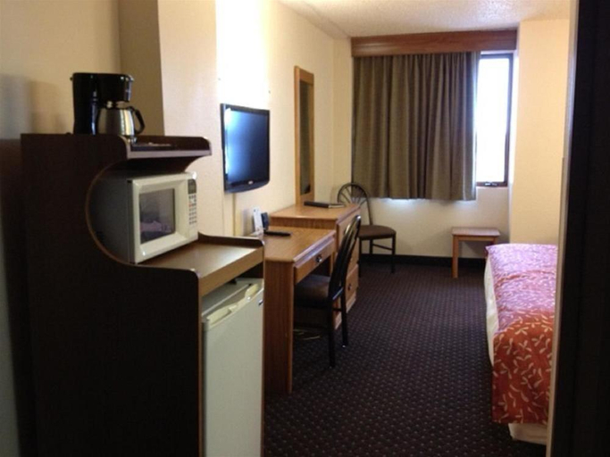 Exterior & Views 2, EverSpring Inn & Suites, Burleigh