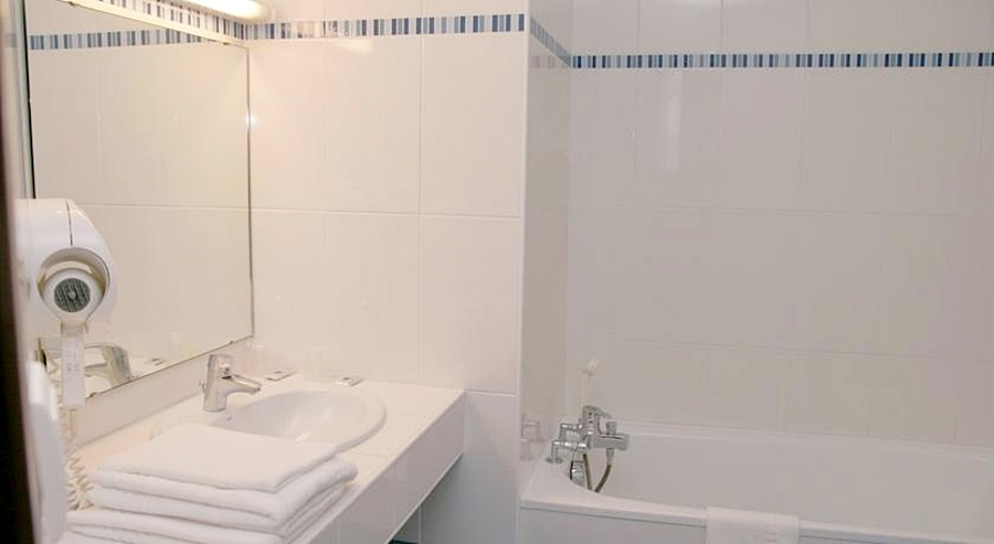 Bathroom 4, Hôtel Ariane, Hautes-Pyrénées