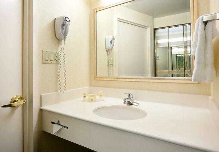Bathroom 5, Fairfield Inn & Suites By Marriott Butler, Butler