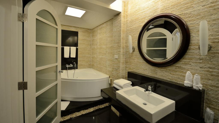 Bathroom 4, Hotel Del Rio, Iloilo City