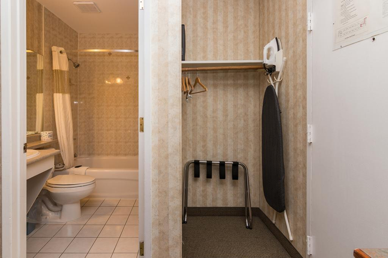 Bathroom 4, Canadas Best Value Inn Chinook Station, Division No. 6