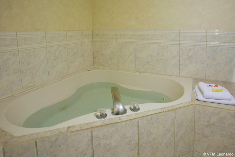 Bathroom 4, Americas Best Value Inn - Dearborn, Wayne