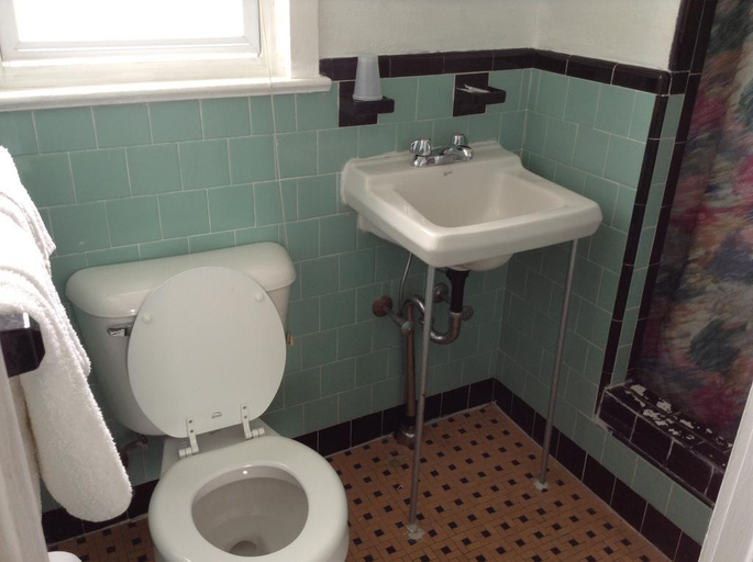 Bathroom 4, Sea Breeze Motel, Atlantic