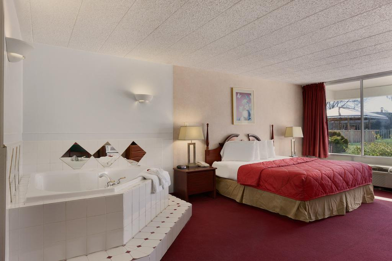 Bedroom 4, Ramada by Wyndham Hazleton, Luzerne