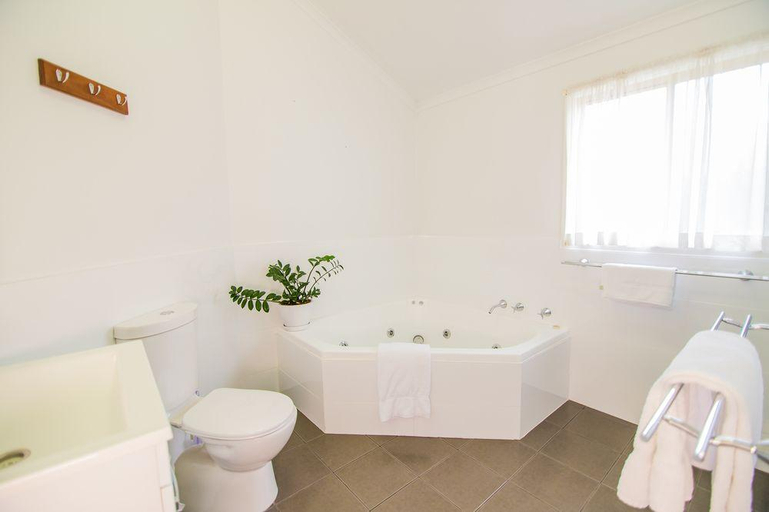 Bathroom, NRMA Blue Dolphin Yamba Holiday Resort, Clarence Valley- Coast