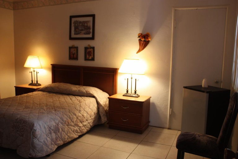 Bedroom 1, Beach & Town Motel, Broward