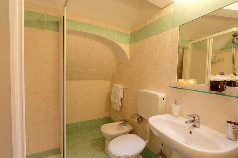 Bathroom 5, Badia Fiorentina, Florence