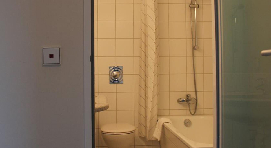 Bathroom 4, enjoy Hotel am Studio, Berlin