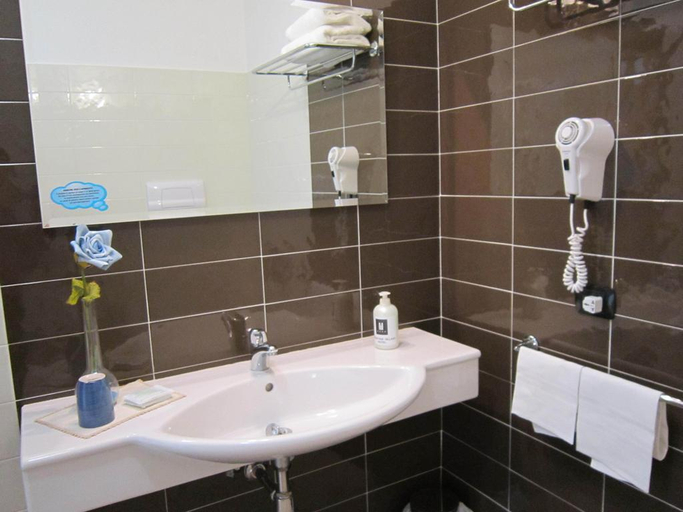 Bathroom 4, Manhattan Village Hotel, L'Aquila