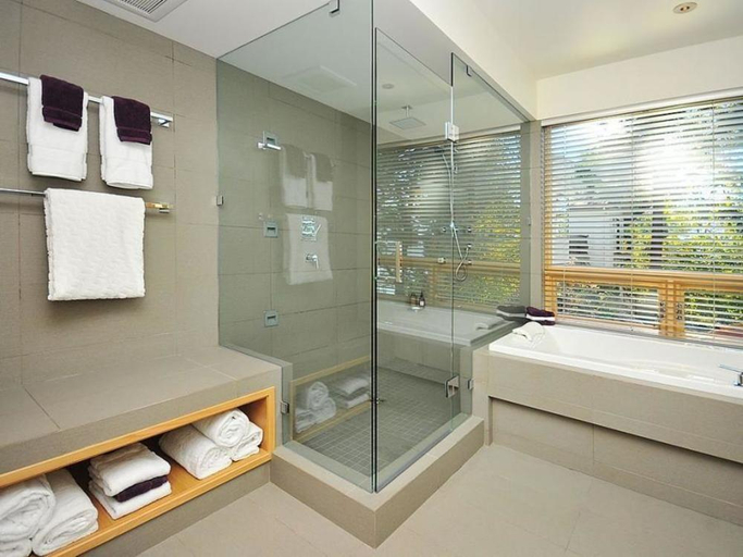 Bathroom 4, Brentwood Bay Resort, Capital