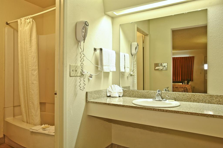 Bathroom 4, Knights Inn Kingman, Mohave