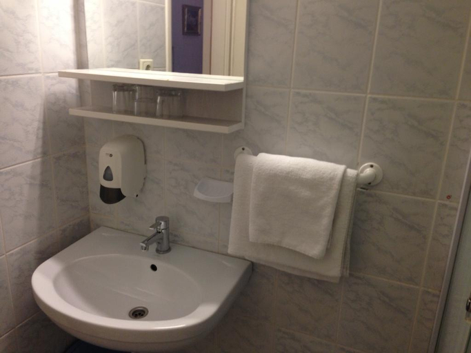 Bathroom 4, Kristal Hotel, Budapesti