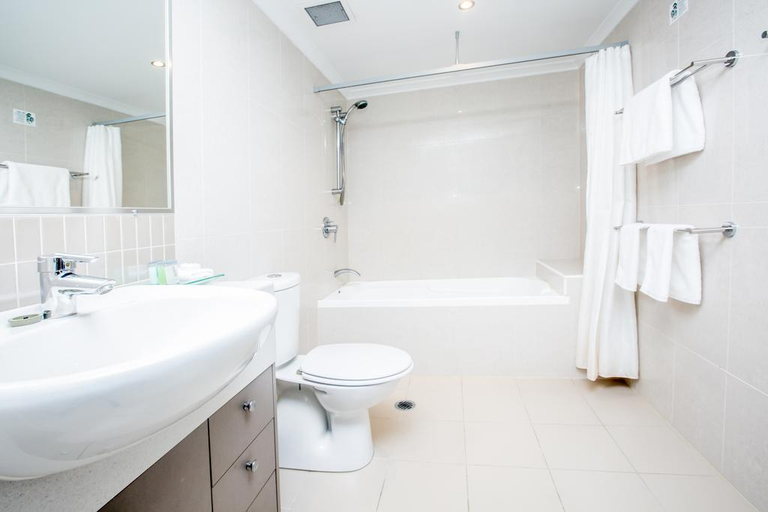 Bathroom 5, Hotel Gloria, Springwood