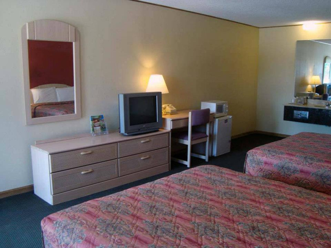 Bedroom 1, Budget Host Inn - Emporia, Lyon