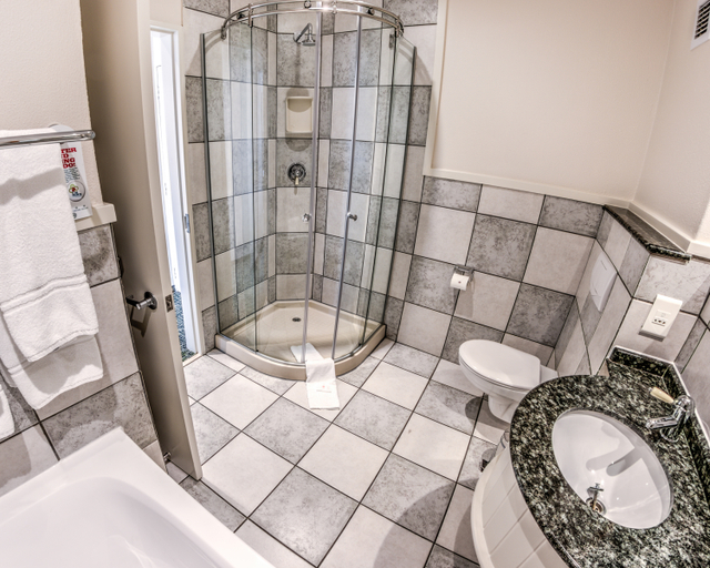 Bathroom 4, City Lodge Hotel Umhlanga Ridge, eThekwini