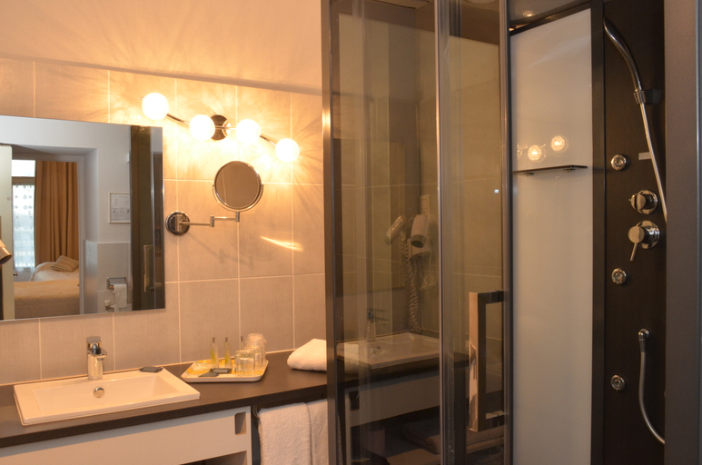 Bathroom 5, Hotel De Bourgogne, Loire-Atlantique