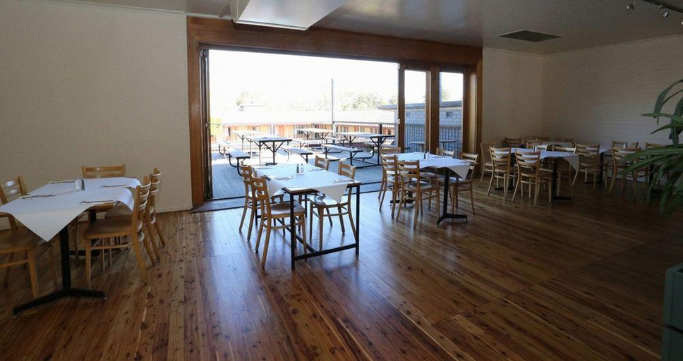 Food & Drinks 5, Sovereign Inn, Cowra