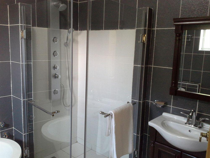 Bathroom 4, Tropical Enclave Hotel, Accra