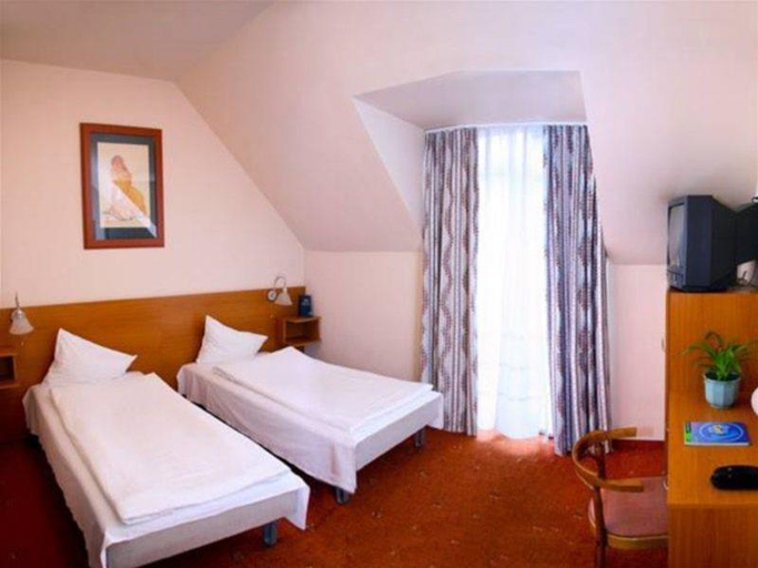 Bedroom 4, Luna, Budapesti