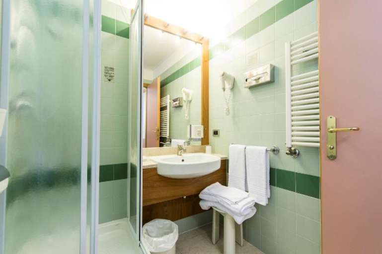 Bathroom, Hotel AlpHoliday dolomiti, Trento