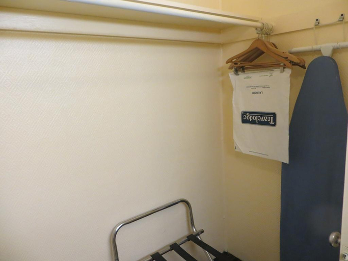 Bedroom 4, Travelodge Dodge City, Ford