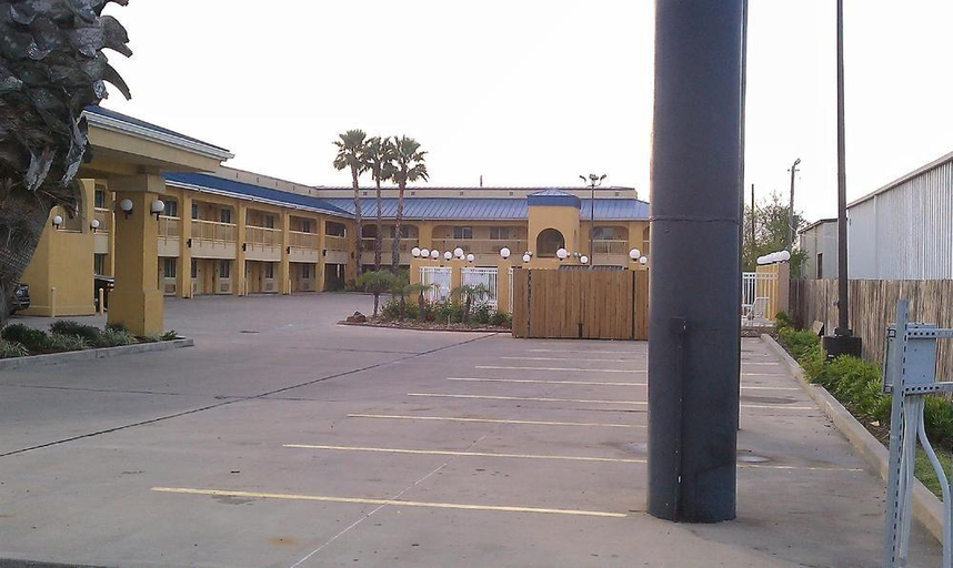Exterior & Views 2, Rodeway Inn & Suites, Nueces