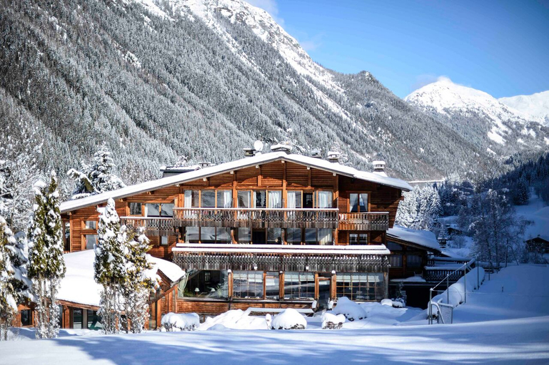 Exterior & Views