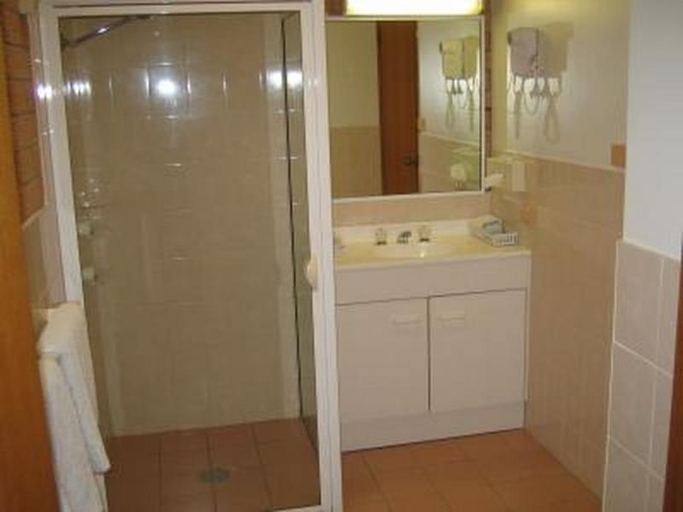 Bathroom 3, Golden Chain Aalana Motor Inn, Cowra