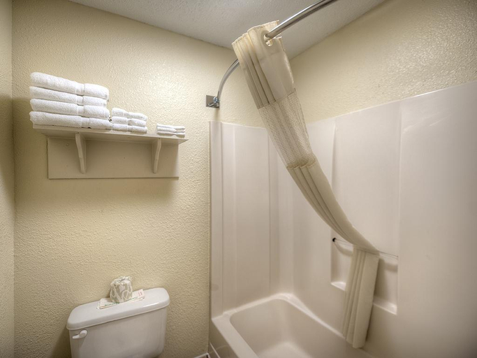 Bathroom 4, Continental Inn - Charlotte, Mecklenburg