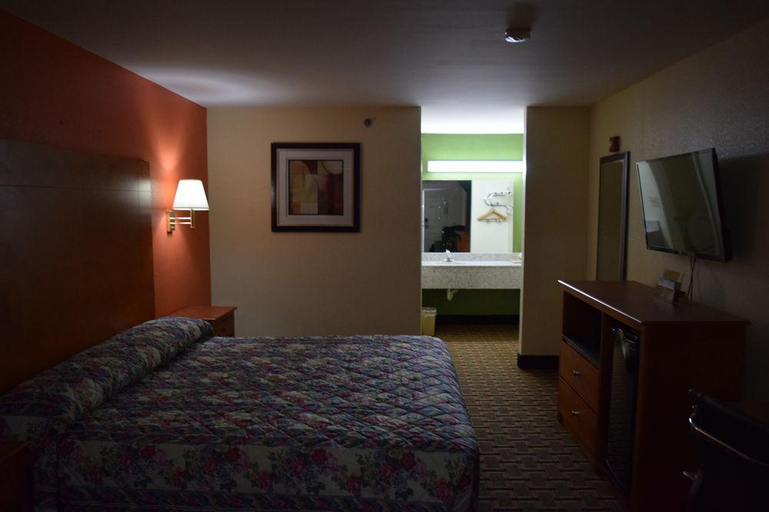 Bedroom 3, Royal Inn & Suites, Douglas