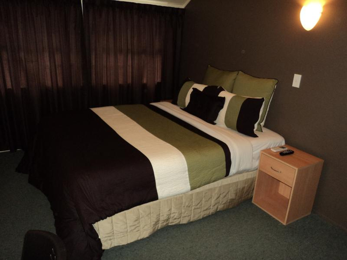 Bedroom 5, Sai Motels, Waitakere