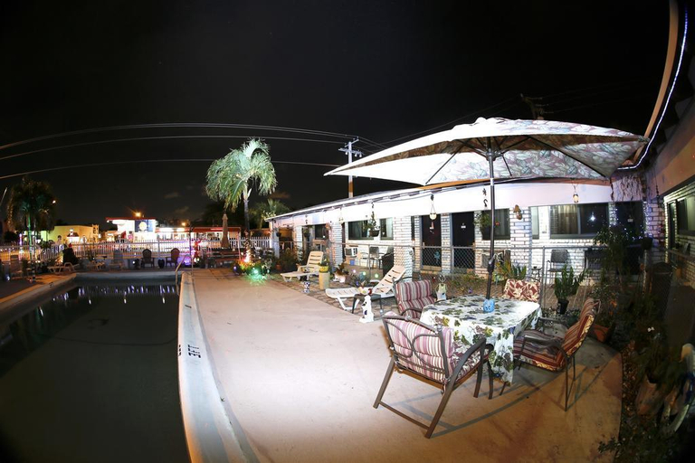 Food & Drinks, Adobe Hacienda Motel, Broward