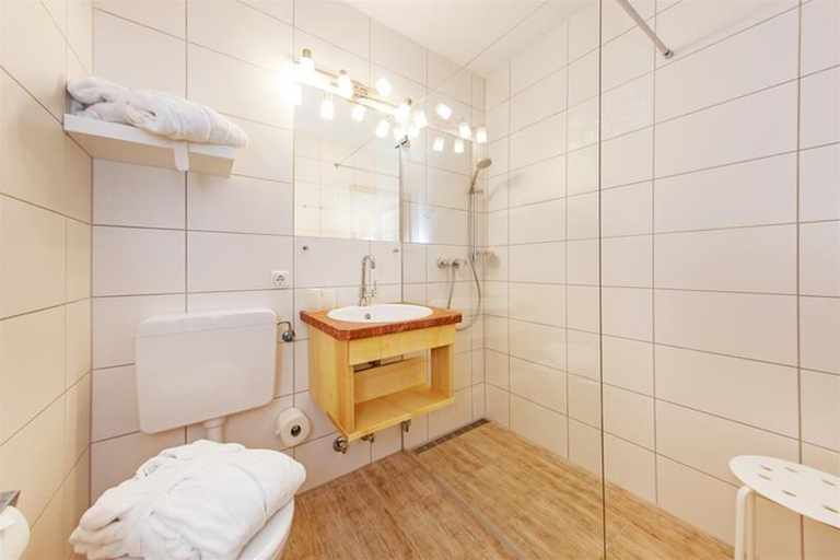 Bathroom, Alpenhotel Dachstein, Gmunden