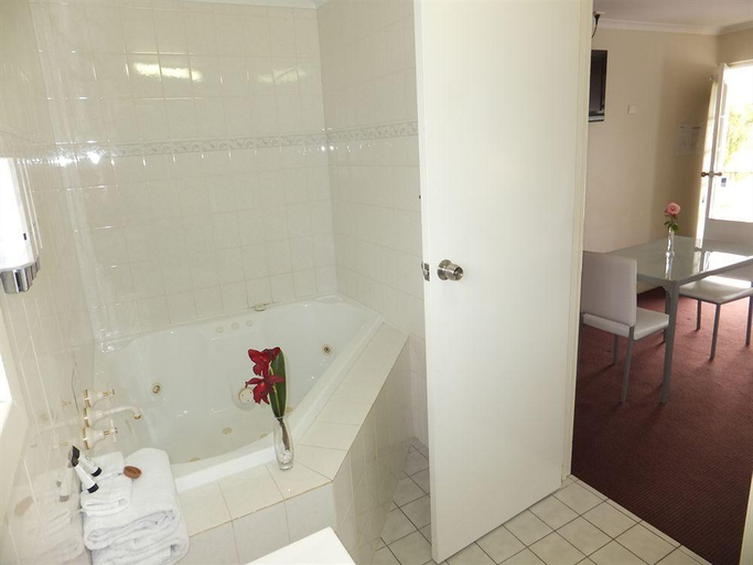 Bathroom 5, Clare Valley Motel, Clare and Gilbert Valleys