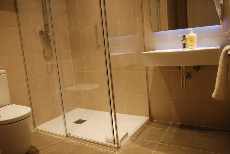 Bathroom 4, Hostal Plaza Goya, Barcelona