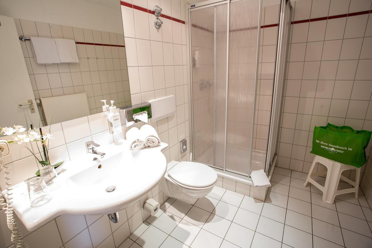 Bathroom 5, Hotel Sportwelt, Bautzen