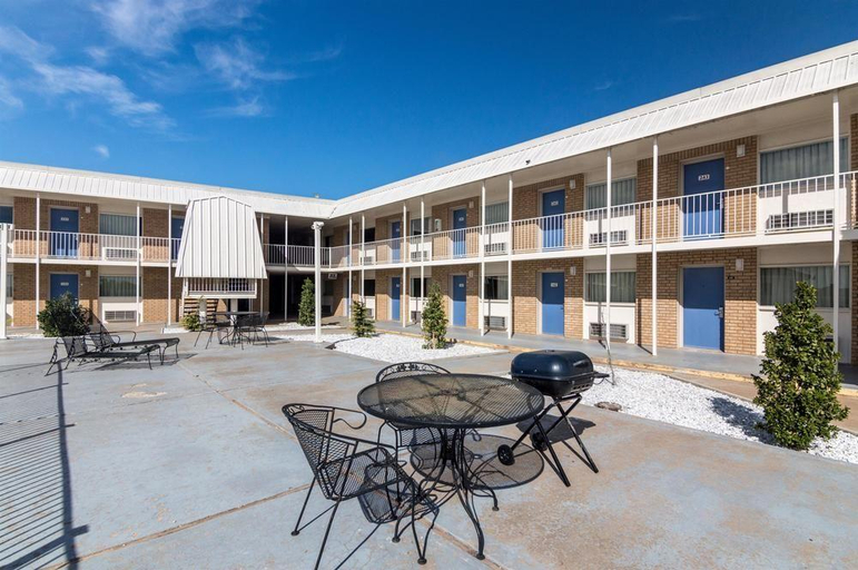 Sport & Beauty, Motel 6 Clinton OK, Custer