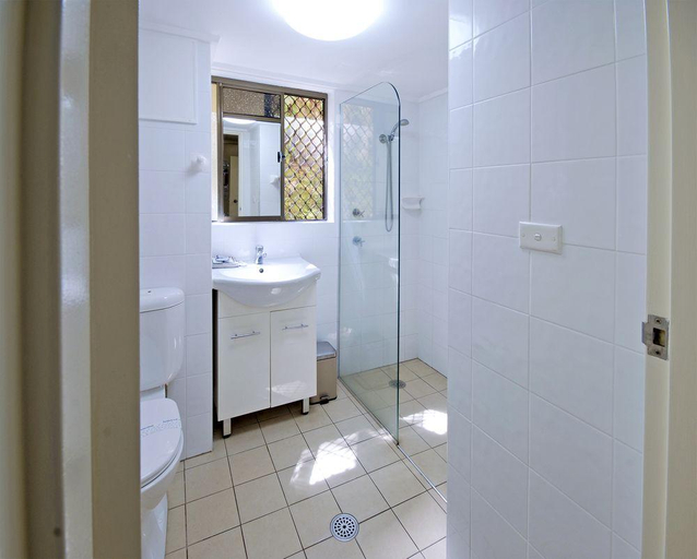 Bathroom 5, Marcel Towers Holiday Apartments, Nambucca