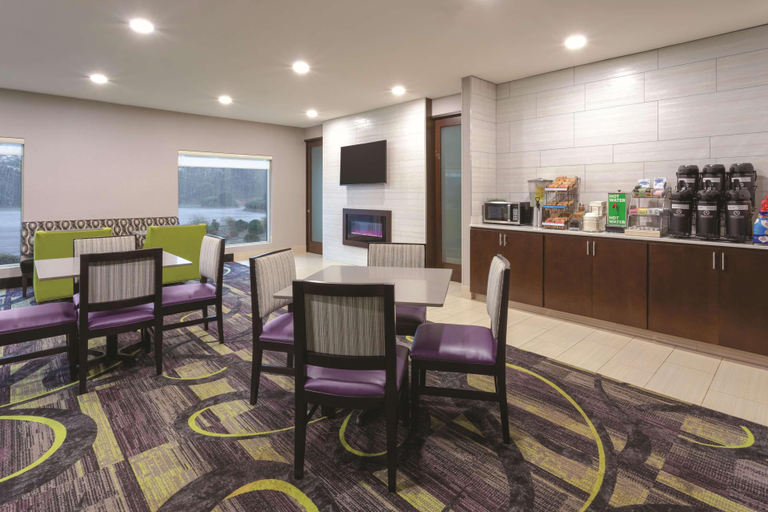 Public Area 2, La Quinta Inn Suites By Wyndham Elkhart, Elkhart