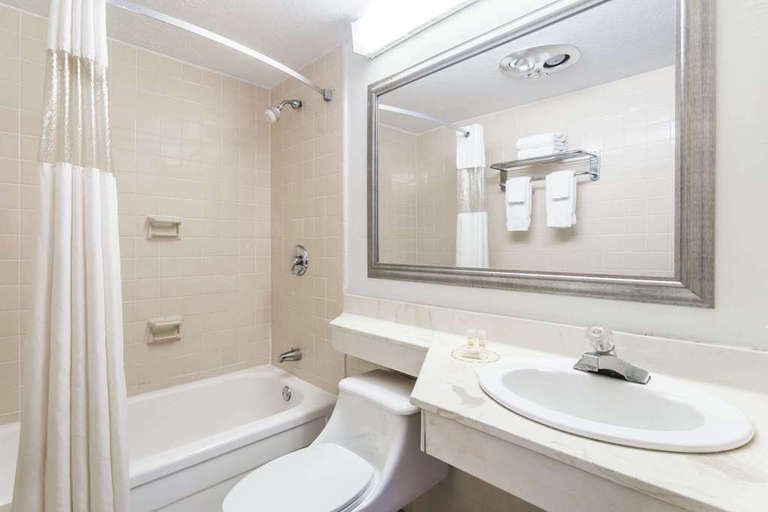 Bathroom 4, Days Inn By Wyndham Perry, Taylor