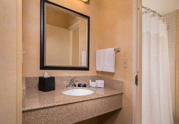 Bathroom 5, Courtyard Dulles Airport Herndon/Reston, Fairfax