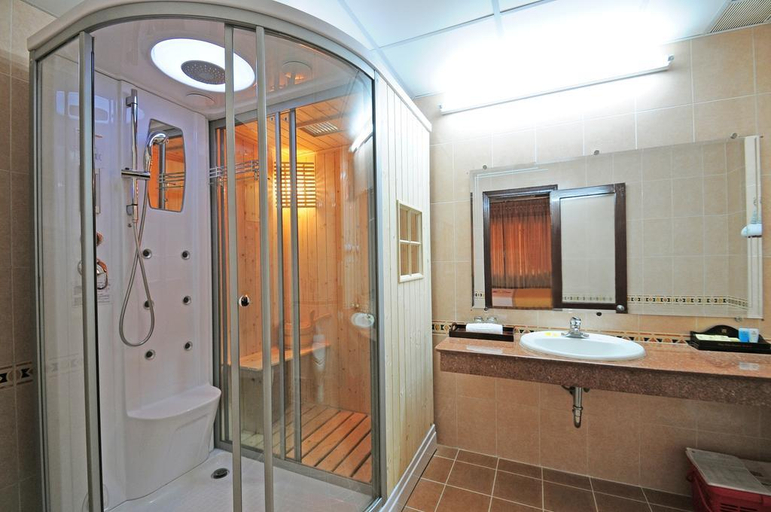 Bathroom 5, Duy Tan Hotel, Huế