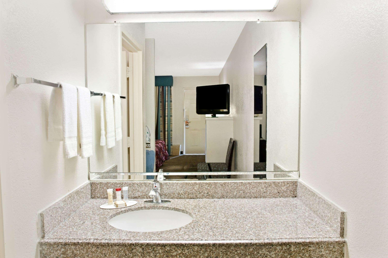 Bathroom 4, Howard Johnson by Wyndham Houston Heights/Downtown, Houston