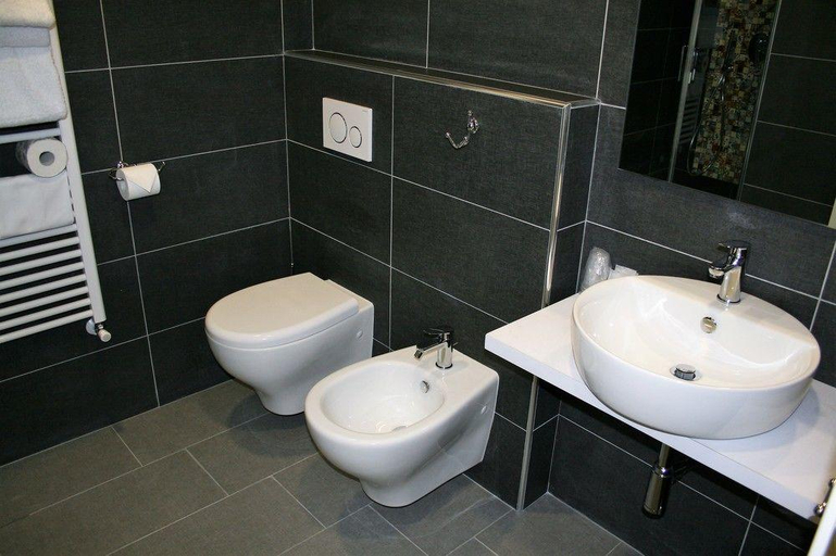 Bathroom 2, Hotel Magenta, Florence