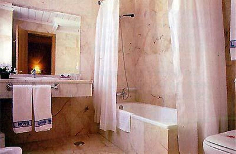 Bathroom 5, Hotel Nova Roma, Badajoz