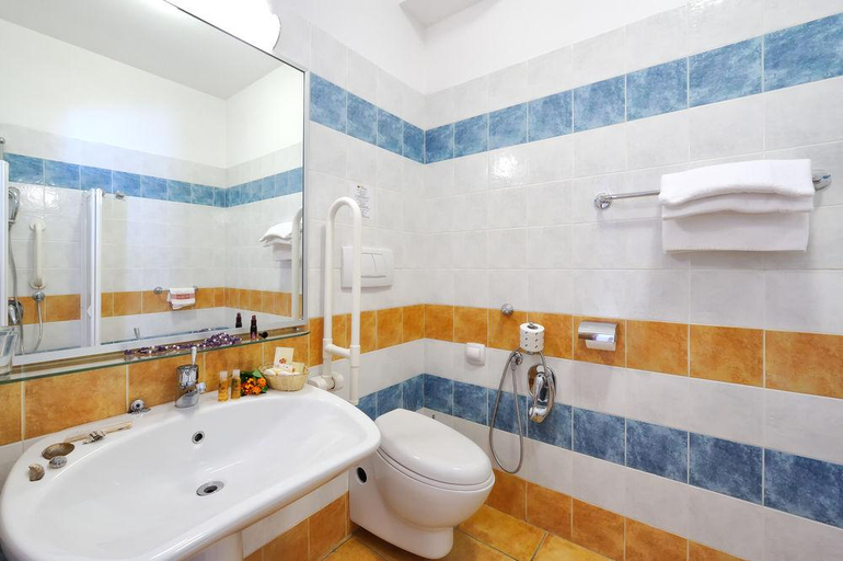 Bathroom 5, Hotel I Melograni, Foggia